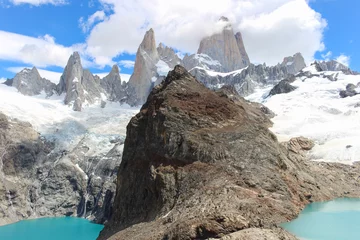 Crédence de cuisine en verre imprimé Fitz Roy Scenic view of the Lagoon of the Three in front of the snow covered Fitz Roy mountain in El Chelten