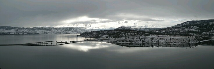 Fototapeta na wymiar Panoramic shot of a lake in winter