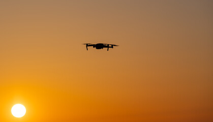Drohne fliegt einem intensiven Sonnenuntergang durch Sahara Staub entgegen - 775038883