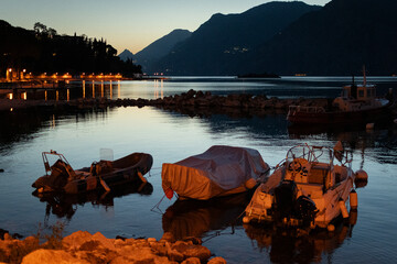 ATARDECER LAGO DI GARDA ITALIA BOTES MONTAÑAS 