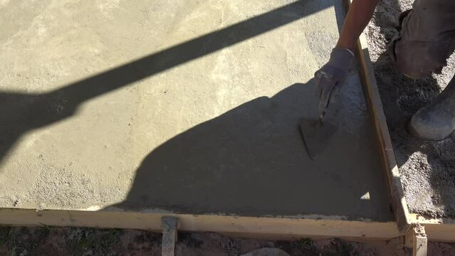 leveling of poured fresh concrete with a trowel