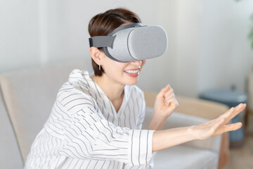 VRゴーグルを付けて楽しむ女性