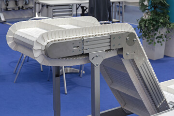 Factory Production Line White Plastic Conveyor Belt Going Up