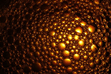 Burbujas doradas de agua y jabón sobre una superficie texturizada, con luz en el centro difuminada hacia los bordes, producen un efecto abstracto muy original para los fondos. - obrazy, fototapety, plakaty