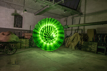 grüne lightpainting Figur in einer Fabrikhalle