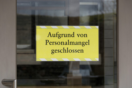Schild: Aufgrund von Personalmangel geschlossen