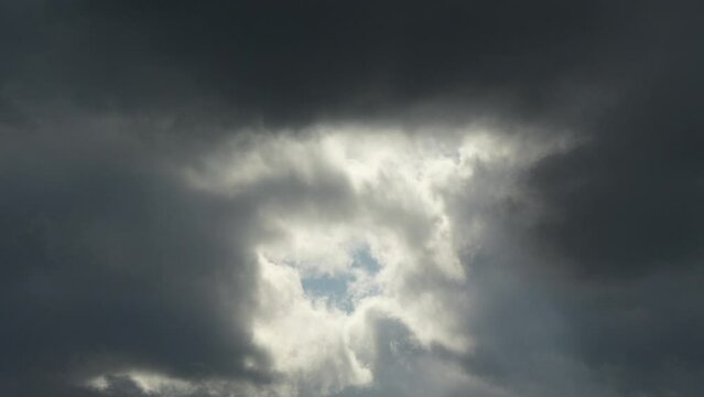 ゆっくり動く雲と隙間から見える太陽の光