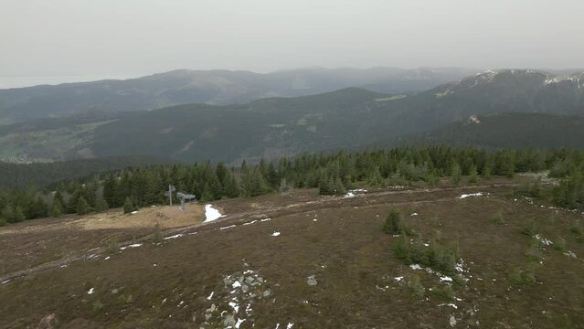 Chemin au sommet de la ligne des cr&egrave;tes dans les Vosges et remont&eacute;e m&eacute;canique