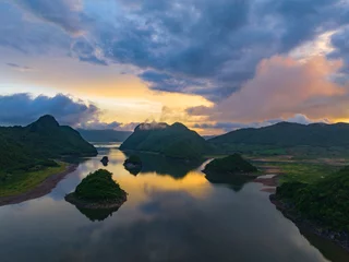 Papier peint photo autocollant rond Guilin Summer lake in Oriental Guilin, Hainan, China, is burning with clouds
