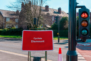 Traffic light for pedestrian and cyclists and q-sign cyclist dismount
