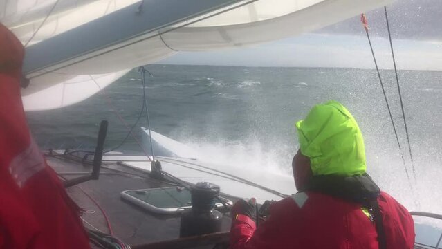 trimaran aile bleue a la trinit&eacute; sur mer