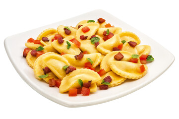 prato com ravióli recheado ao molho de manteiga, tomate picado, bacon e manjericão isolado em fundo transparente