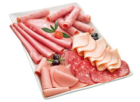 prato com salame fatiado, presunto, mortadela, salsich&atilde;o, peito de peru e azeitona preta isolado em fundo transpatente