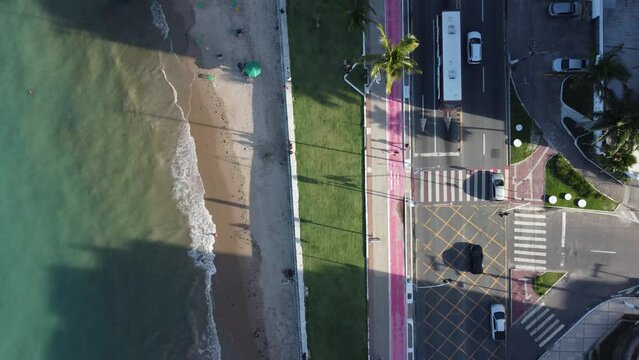 Vis&atilde;o a&eacute;rea da praia, ondas e tr&acirc;nsito na cidade de Mac&eacute;io, Alagoas, Brasil
