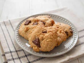 手作りのナッツチョコのオートミールクッキー