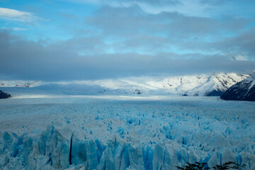 Silenciosa majestuosidad: El Glaciar Perito Moreno en el invierno patagónico
 - obrazy, fototapety, plakaty
