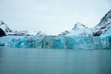 Fototapeta na wymiar El Calafate en Imágenes: Glaciares y Aventura en Argentina