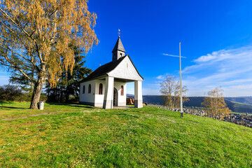 Leiwener Kapellchen oder auch Kapelle am Josefsberg genannt, direkt am Weitwanderweg Moselsteig zwischen Leiwen und Piesport im Bundesland Rheinland-Pfalz, Deutschland  - 775127681