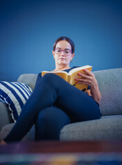 Mujer leyendo en casa
