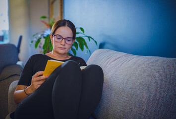 Mujer leyendo en casa