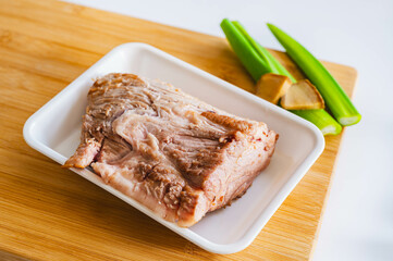 焼き目をつけた豚肩ロース肉