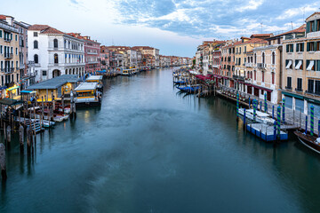 Blick auf den Canal Grande von der Rialtobrücke in Venedig, Italien