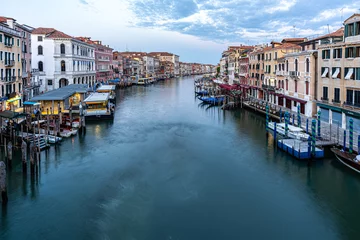 Photo sur Plexiglas Pont du Rialto Blick auf den Canal Grande von der Rialtobrücke in Venedig, Italien