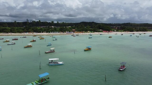 Barcos de turismo na praia de São Miguel dos Milagres, Alagoas.