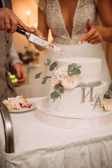 Obraz na płótnie Canvas The image features a couple cutting a wedding cake 6827.