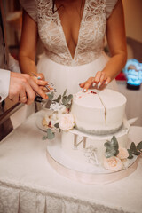 Obraz na płótnie Canvas The image shows a bride and groom cutting a wedding cake 6830.
