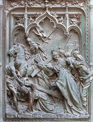 Küchenrückwand glas motiv MILAN, ITALY - SEPTEMBER 16, 2024: The detail from main bronze gate of the Cathedral - Fall of Jesus under the Cross -  by Ludovico Pogliaghi (1906). © Renáta Sedmáková