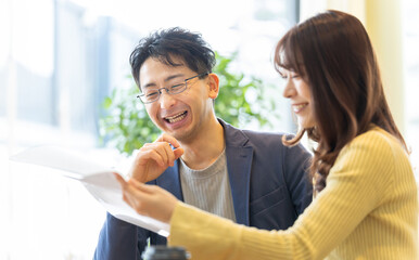 打ち合わせをする男女のビジネスマン