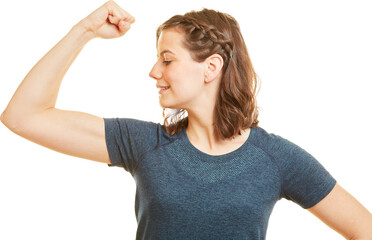 Sportliche Frau schaut auf angespannten Bizeps Muskel