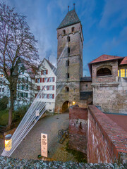 Stadtmauer und Metzgerturm am Abend Ulm, Baden-Württemberg, Deutschland - 775213240