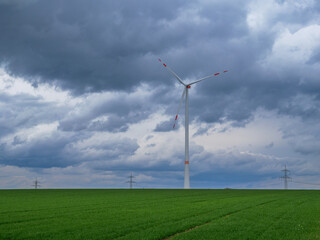 Windkraftanlage, Windrad in der Landachaft bei Lamerdingen in Bayern, Deutschland - 775216063
