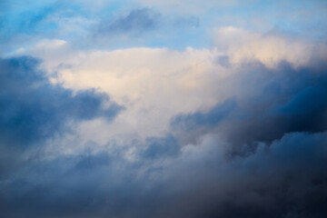Obraz premium Light falls on the clouds from above