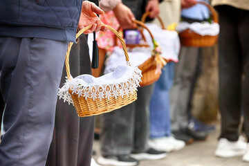 Wielkanoc święcenie pokarmów w koszyczkach na mszy świętej. 
