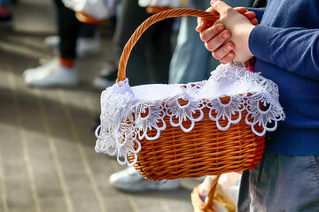 Wielkanoc święcenie pokarmów w koszyczkach na mszy świętej. 