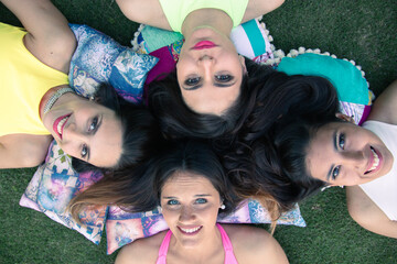 Grupo de amigas felices en el cesped