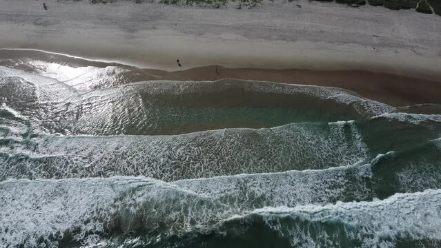 Vis&atilde;o a&eacute;rea das ondas e mar&eacute; em uma praia do nordeste