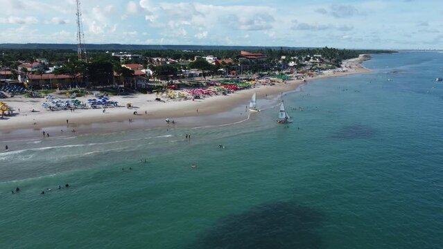 Visão aérea da orla da praia do Francês, Alagoas.