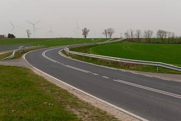 Zakręt drogi asfaltowej © Mateusz