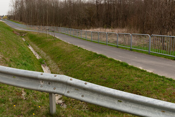 Ścieżka rowerowa i barierki drogowe
