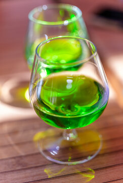 Deux verres de liqueur verte sur une table