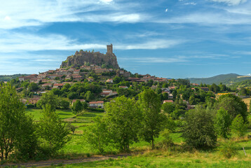 Château de Polignac sur un ciel bleu en été en Auvergne