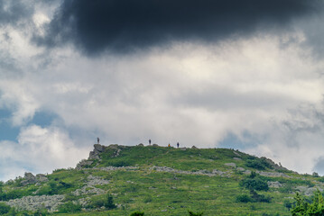 Groupe d'individus en randonnée en haut d'une montagne au Col du Béal en Auvergne