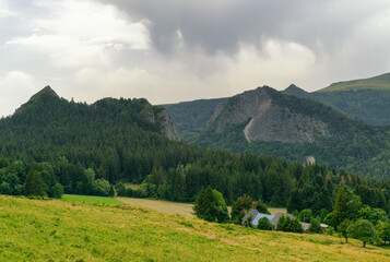 Vue de la roche Sanadoire dans les monts Dore en Auvergne l'été - obrazy, fototapety, plakaty