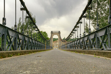 Sur le pont suspendu du donjon médiéval de Montpeyroux en Auvergne