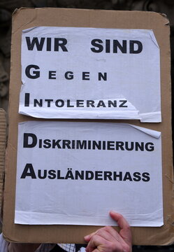 Schild auf einer Demo: "Wir sind gegen Intoleranz, Diskriminierung, Ausländerhass"
