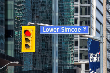 Naklejka premium Street sign and stop light in downtown Toronto, Canada